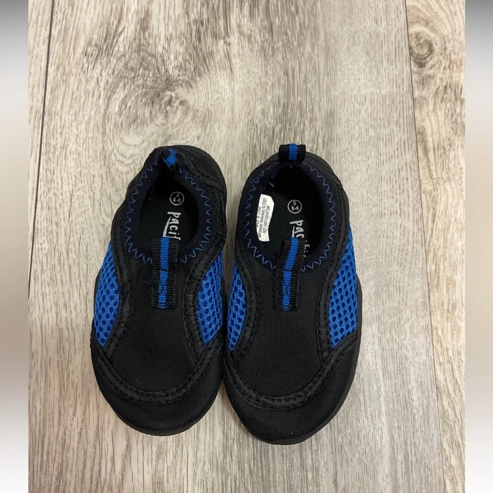 Pacific Wave Boys Black And Blue 5-6 Small Water Shoes
